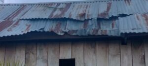 Atap rumah Suparman rusak tertimpa pohon kelapa di Dusun Miantuu Pasimarannu