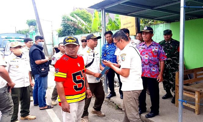 
					Ketegasan Satpol PP Tulungagung Bongkar Warung di Atas Drainase