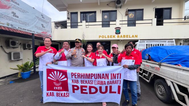 
					Perhimpunan Indonesia Tionghoa (INTI) Kabupaten Bekasi bersinergi dengan Polsek Babelan menyalurkan ratusan paket bantuan sosial kepada warga terdampak bencana banjir di tiga desa di Kecamatan Babelan, Kabupaten Bekasi, Rabu (28/1/2026). Kegiatan ini merupakan bentuk kepedulian sosial terhadap masyarakat yang tengah mengalami musibah. 