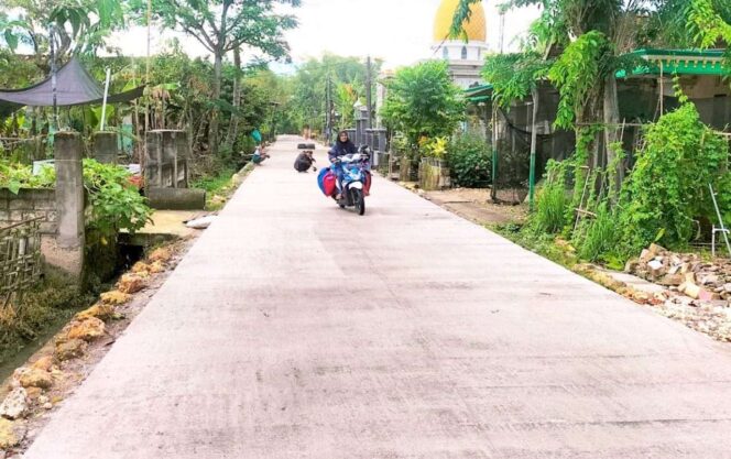 
					Kondisi jalan beton yang ada di Desa Lengkong, Kecamatan Balen usai diperbaiki. (Foto: Kominfo)