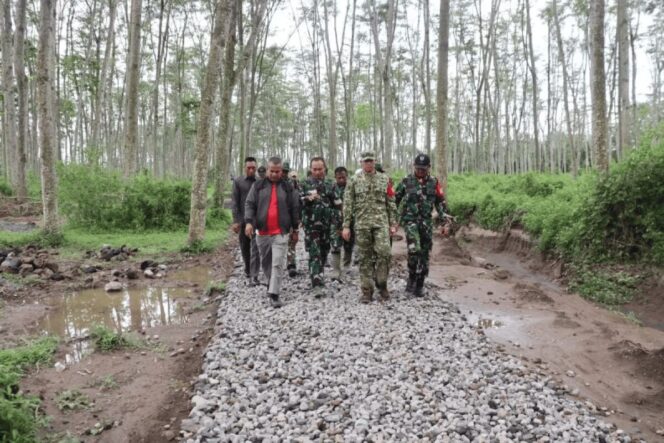 
					Kondisi jalan yang dibangun di Desa Gadungan, Kecamatan Puncu, Kabupaten Kediri, Jawa Timur. (Kodim 0809 Kediri)