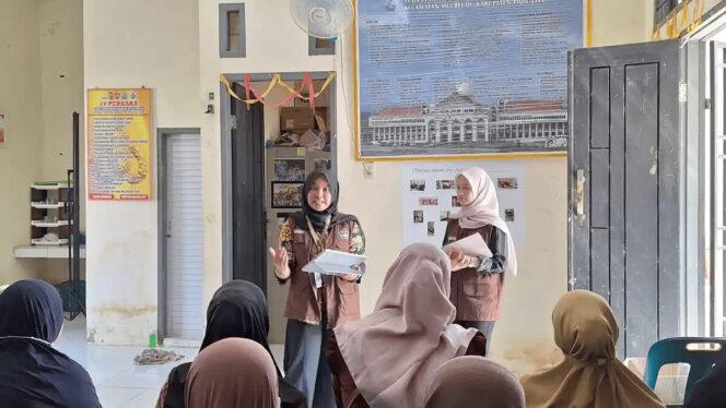 
					Mahasiswa USK gelar Program Kerja Pelatihan Pengemasan dan Pemasaran Produk pada Jumat (13/2/2026) di Kantor Keuchik Desa Manyang Cut, Pidie Jaya. 