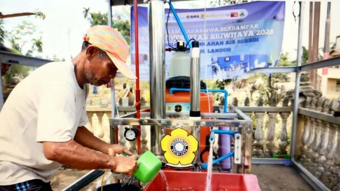 
					Tim Badan Eksekutif Mahasiswa (BEM) Universitas Sriwijaya (Unsri) menghadirkan inovasi teknologi instalasi air bersih siap minum bagi masyarakat Kampung Landuh, Kabupaten Aceh Tamiang, sebagai bagian dari Program Mahasiswa Berdampak yang diinisiasi Kementerian Pendidikan Tinggi, Sains, dan Teknologi (Kemdiktisaintek) (Foto: Dok Kemendiktisaintek)