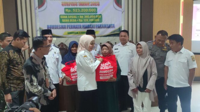 
					Penyerahan Dana Sosial Bumdesma PMP Kecamatan Singorojo berupa paket sembako untuk warga prasejahtera di Gedung Bumdesma PMP Kecamatan Singorojo, Rabu, 4 Februari 2026. (Foto: Pemda Kendal)