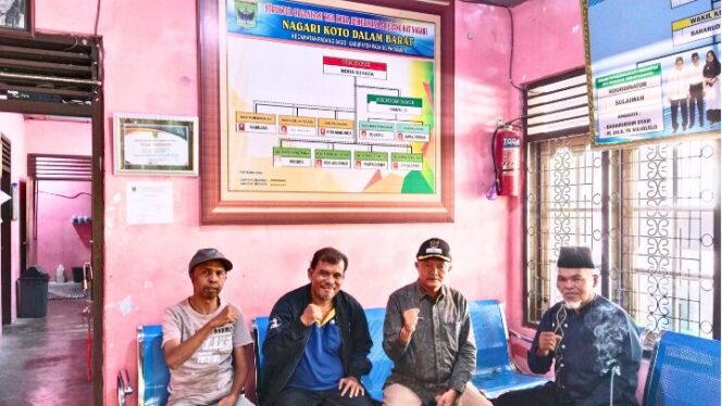 
					Foto Bersama (Gambar: ka-ki) Direktur BUMNag KODBAR Berkarya (Bustami Tanjung), Wali Nagari Koto Dalam Barat (Indra Suhada), Ali Akbar (jurnalis) dan Wali Korong Tanjung Mutus (Yahya Efendi), Kamis (05/02/2026) di Kantor Wali Nagari Koto Dalam Barat. (Foto: Indra Dewi) 
