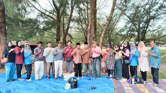 
					Pererat Silaturahmi, Alumni FIELD-Bumi Ceria Padang Pariaman Deklarasikan PABC, Selasa (17/02/2026) di Pantai Tiram Ulakan. (Foto: Indra Dewi) 
