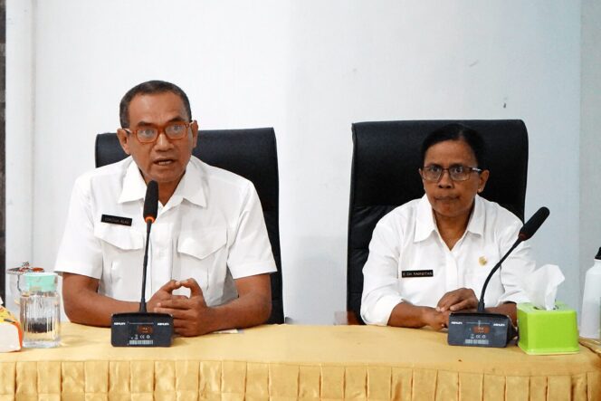 
					Penjabat Sekretaris Daerah Kabupaten Belu, Elly CH. Rambitan, dan Pelaksana Tugas (Plt) Kepala BKPSDMD Kabupaten Belu Aloysius Conzaga Klau, SE dalam Pertemuan Optimalisasi Penugasan Tenaga ASN Pegawai Pemerintah Dengan Perjanjian Kerja Lingkup Pemerintah Kabupaten Belu di Aula Lantai 1 Kantor Bupati Belu, Rabu (11/02/2026). - Foto: Mc.Belu