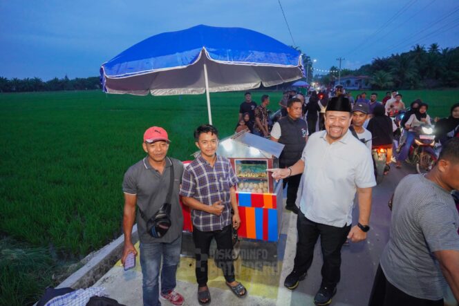 
					Bupati Batu Bara H. Baharuddin Siagian, S.H., M.Si., mengunjungi persawahan yang dikenal dengan sebutan Sawah Viral Bahagia di Desa Sei Bejangkar, Kecamatan Sei Balai, Minggu (15/2/2026)