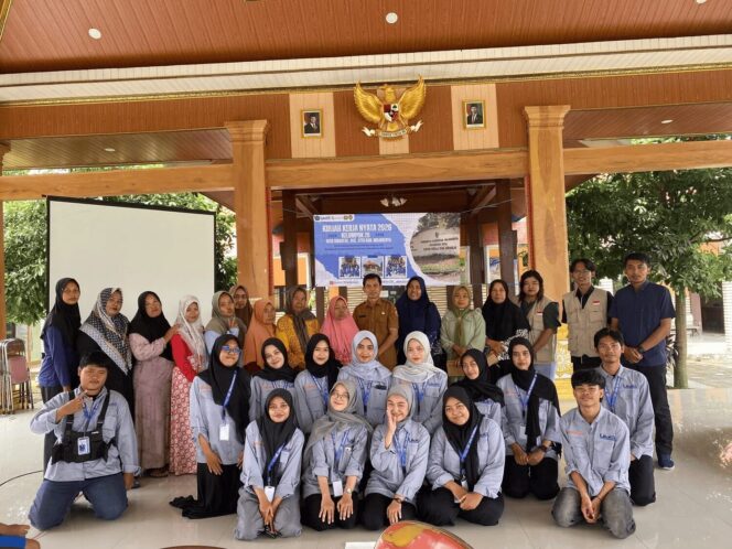 
					Mahasiswa KKN UMG Kelompok 28 bersama Kepala Desa, perangkat desa, dan pelaku UMKM Desa Sidorejo usai Seminar Sertifikasi Halal, Selasa (10/02/2026). (Muhammad Bayu Adji Saputra/PWMU.CO)