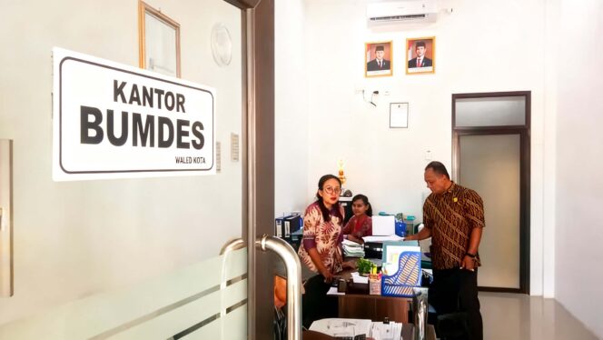 
					Kuwu Desa Waledkota Kecamatan Waled Kabupaten Cirebon, H Affiat (kanan), monitoring Bumdes setempat, Jumat (20/2/2026).