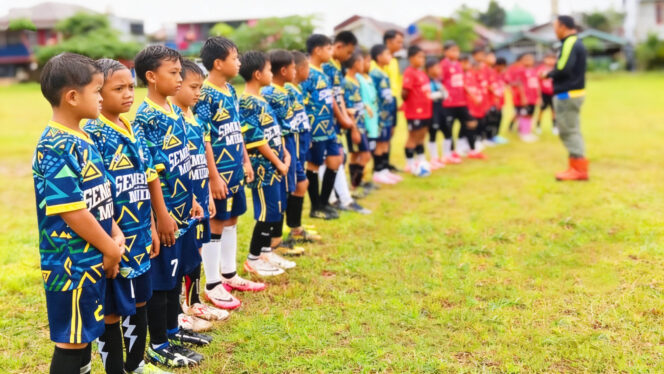 
					Kepala Desa Ubrug Deri Sopian saat membuka langsung pertandingan festival sepak bola usia dini Desa Ubrug Cup I, Minggu (8/2/2026) di Lapang Sepak Bola Desa Ubrug, Kecamatan Warungkiara, Kabupaten Sukabumi./ Foto: Istimewa