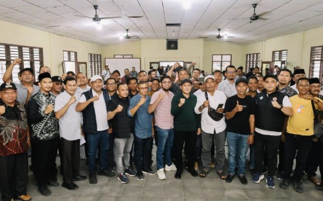 
					Wagub Aceh Fadhlullah bersama Bupati Bireuen H. Muklis saat bertemu para camat dan seluruh keuchik gampong terdampak banjir di Kantor Camat Peusangan, Minggu (8/2/2026). 