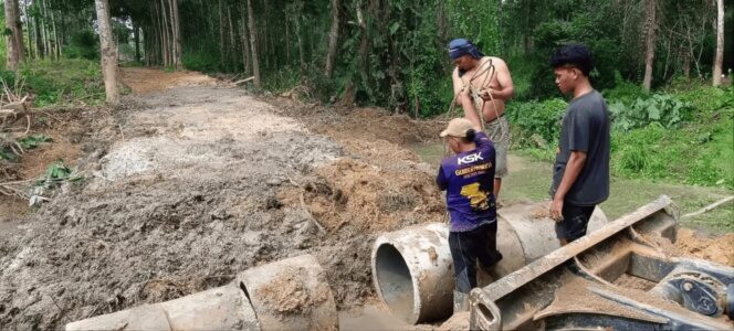 
					Warga Desa Lamoeri, Kecamatan Angata, Kabupaten Konawe Selatan terpaksa membangun sendiri jembatan lantaran Kades diduga tidak peduli. Foto Istimewa