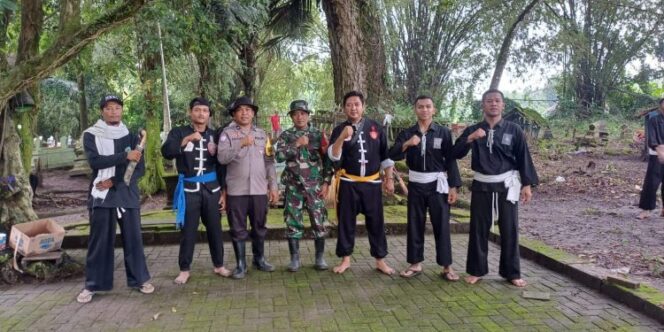 
					Tradisi Bersih Makam Tapelan: Simbol Kerukunan Jelang Ramadhan 1447 H