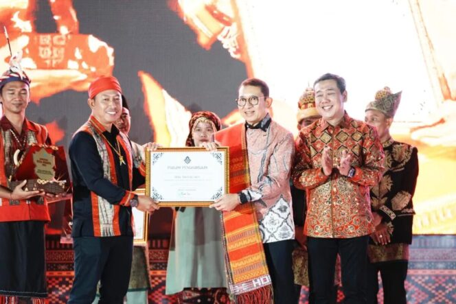 
					Menteri Kebudayaan Fadli Zon memberikan penghargaan kepada lima desa penerima Apresiasi Desa Budaya, sebagai bagian dari rangkaian Program Pemajuan Kebudayaan Desa Tahun 2025, dengan puncak kegiatan yang dilaksanakan di Huta Sinapuran, Kecamatan Simanindo, Kabupaten Samosir, Sumatera Utara, Sabtu (7/2/2026). (Dok. Kementerian Kebudayaan)