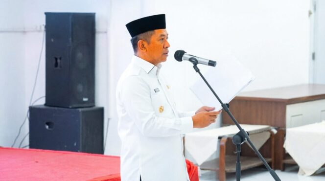 
					Bupati Karawang Aep Syaepuloh saat melantik sembilan kepala desa terpilih pada Pilkades serentak digital di Karawang, Jabar. (HO-Pemkab Karawang)