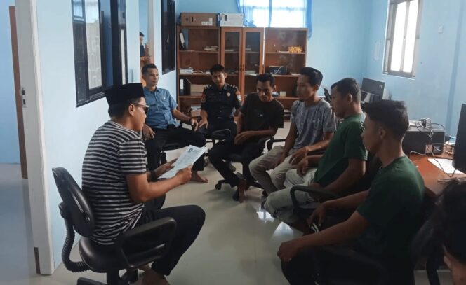 
					Kepala Cabang DKP Kepri di Anambas, Amriansyah Amir saat memeriksa empat orang nelayan yang diamankan dengan didampingi HNSI. F Ihsan Imaduddin (Image courtesy: Batam Pos)