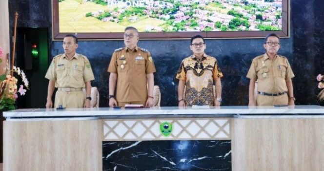 
					Wakil Bupati Barru membuka sosialisasi Desa Siaga TB dan GERMAS serta memimpin penandatanganan komitmen bersama pencegahan penyakit menular di Baruga Pettu Ada’E, Kantor Bupati Barru, Selasa (10/3/2026).