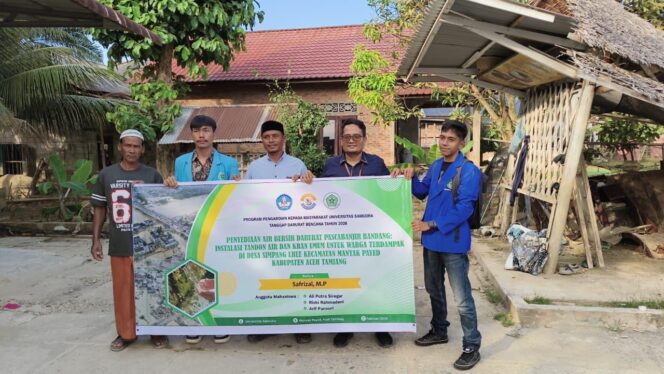 
					Tim Pengabdian kepada Masyarakat melaksanakan program Penyediaan Air Bersih Darurat Pascabanjir Bandang melalui instalasi tandon air dan kran umum sebagai sarana distribusi air bersih bagi warga. (Foto: Ist)