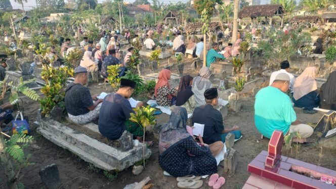 
					Tradisi Geren Masal: Sinergi Doa dan Kebersihan Makam Jabalsari