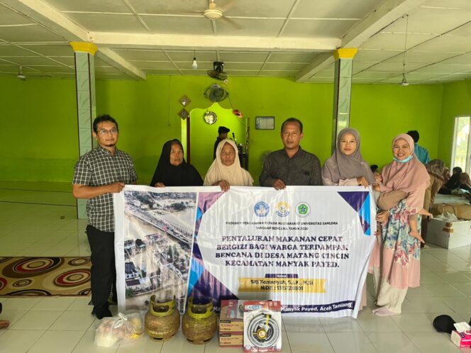 
					Tim pengabdian kepada masyarakat Universitas Samudra Langsa menyalurkan bantuan makanan cepat bergizi kepada warga yang terdampak bencana di Desa Matang Cincin, Kecamatan Manyak Payed, Kabupaten Aceh Tamiang. (Foto: Ist)