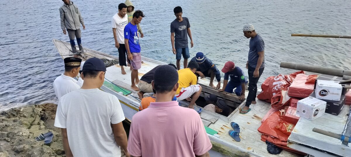 Perahu jolor mengangkut jenazah korban KM Cipta Anugrah tiba di Dermaga Bonerate Selayar