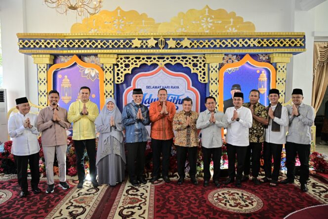 
					Diplomasi Ketupat: Strategi Mahyeldi Satukan Kepala Daerah Sumbar