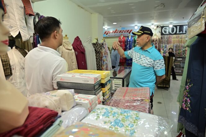 
					Pasar Ateh Bukittinggi: Mukena Bordir Go Digital atau Tertinggal?
