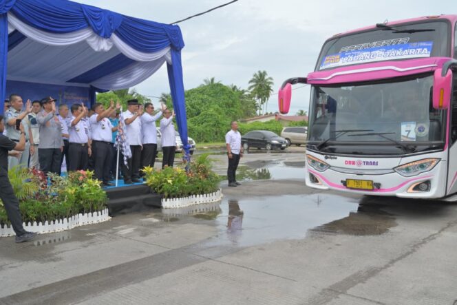 
					400 Perantau Sumbar Pulang Gratis Pakai Bus Kemenhub