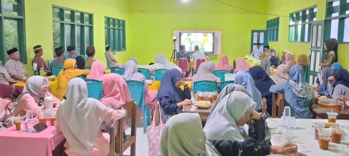 Suasana silaturahmi Ramadhan keluarga besar UPT SDI Miantuu No.132 di ruang kelas Desa Lamantu Pasimarannu Selayar.