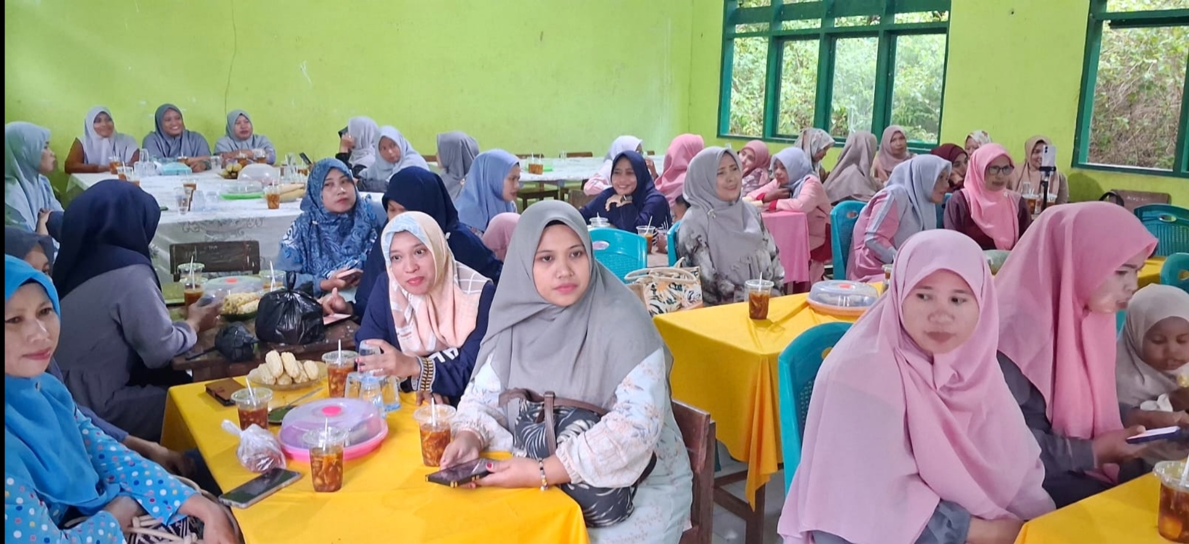Guru-guru dari berbagai sekolah di daratan Pasimarannu menghadiri acara silaturahmi Ramadhan di UPT SDI Miantuu No.132 Selayar.