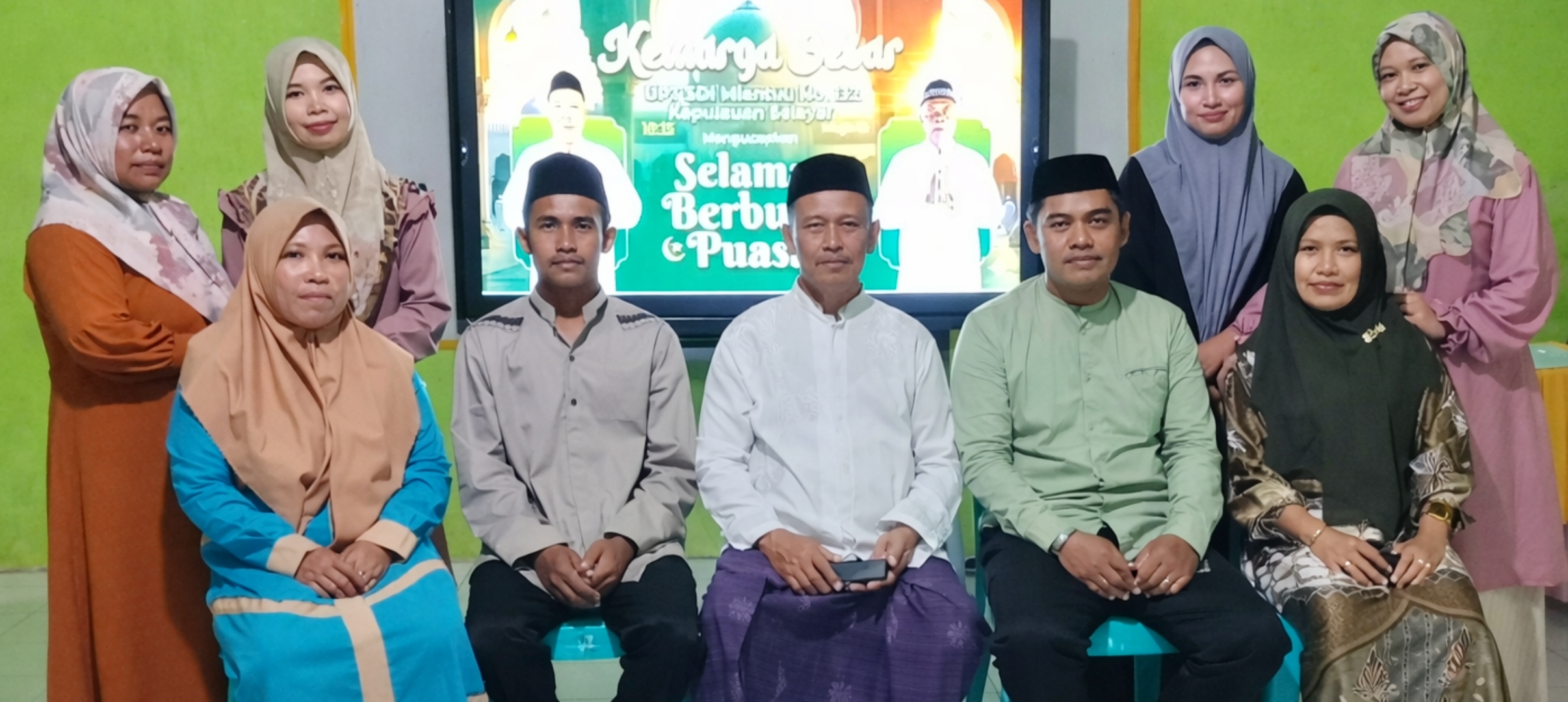 Foto bersama keluarga besar UPT SDI Miantuu No.132 Selayar usai kegiatan silaturahmi Ramadhan di Desa Lamantu Pasimarannu.
