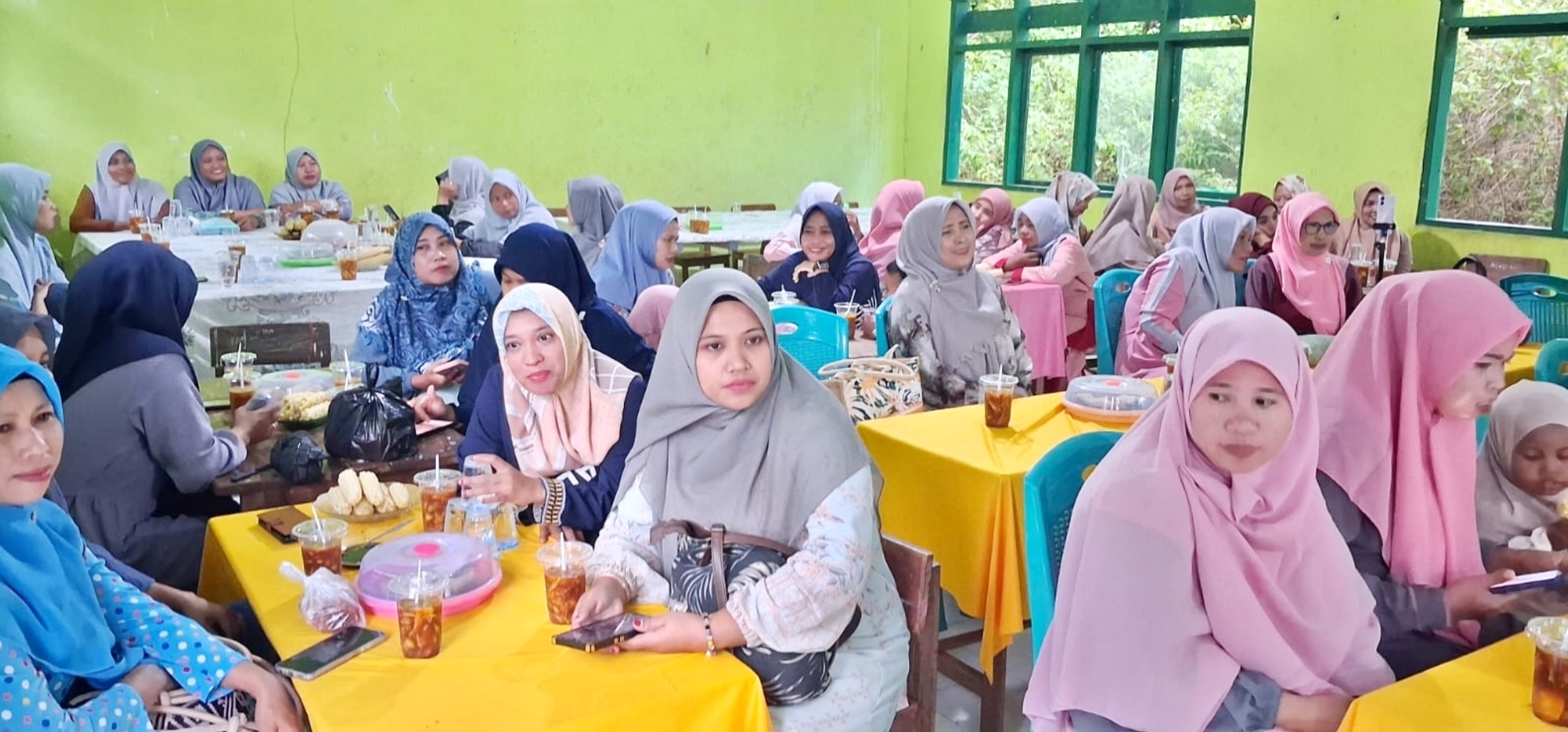 Guru dan orang tua siswa mengikuti kegiatan buka puasa bersama di ruang kelas UPT SDI Sambali No.135 Pasimarannu Kepulauan Selayar