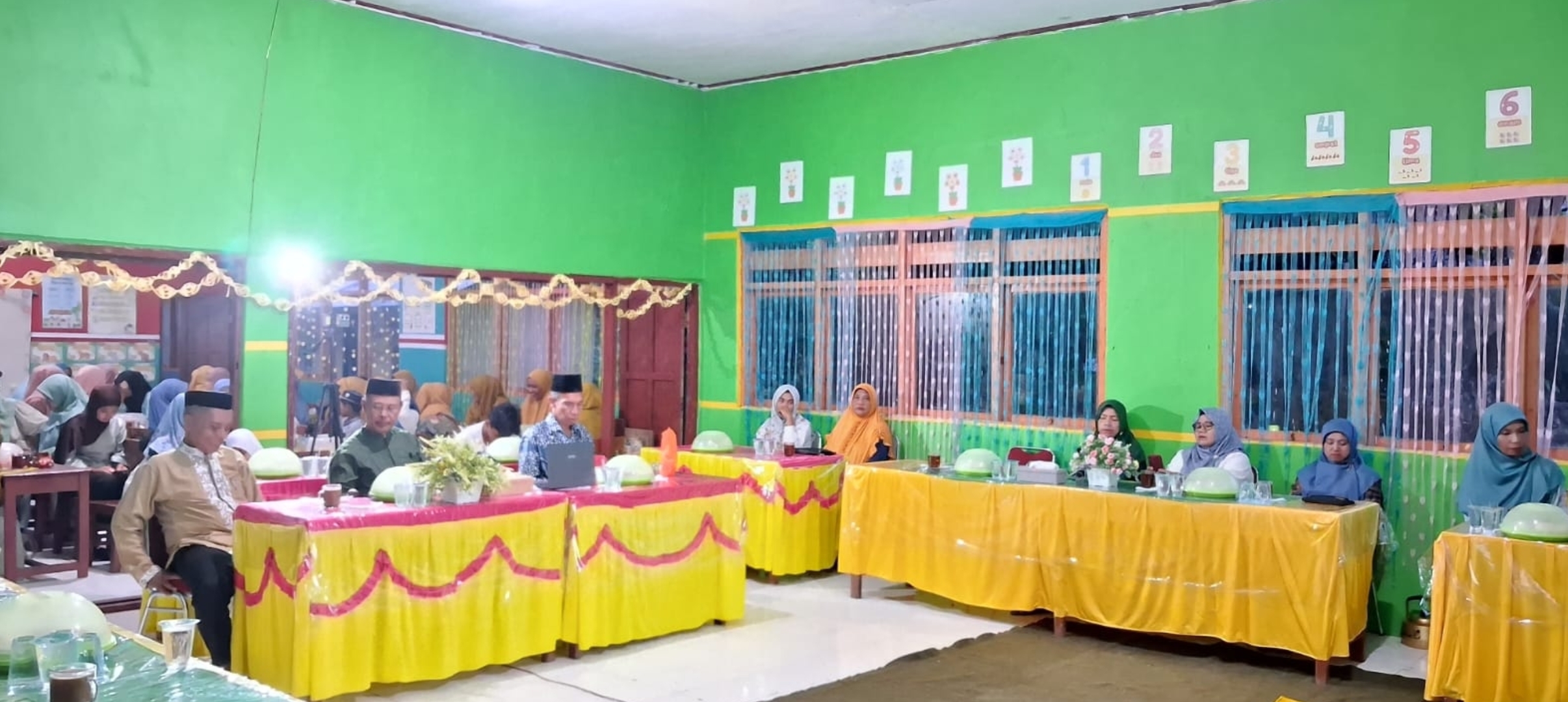 Guru dan tamu undangan mengikuti sambutan kepala sekolah pada kegiatan silaturahmi Ramadhan di SDI Sambali Pasimarannu Kepulauan Selayar