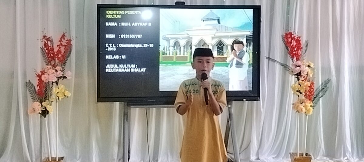 Siswa sekolah dasar tampil menyampaikan kultum dalam lomba Ramadhan antar SD di Kecamatan Pasimarannu, Kepulauan Selayar