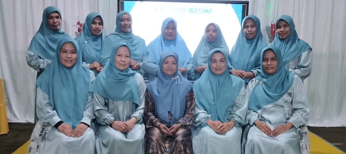 Guru UPT SDI Sambali No.135 Pasimarannu berfoto bersama usai kegiatan Ramadhan di Kepulauan Selayar