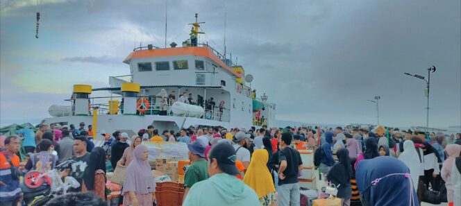 
					279 Pemudik Tumpah di Pelabuhan Bonerate, Selayar, KM Maloli Antar Rindu Lebaran 2026