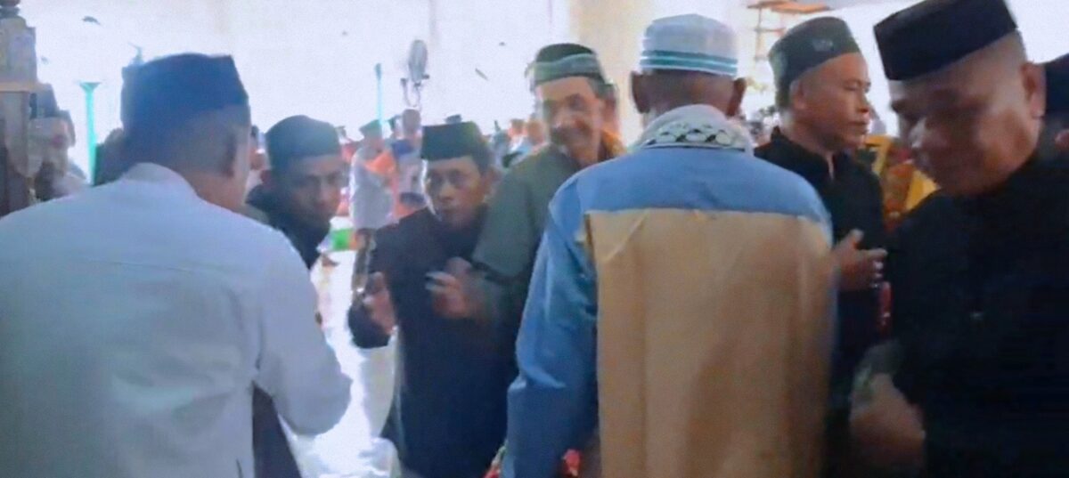 Shalat Id Bonerate Selayar 1447 H jamaah saling bersalaman di Masjid At Taqwa