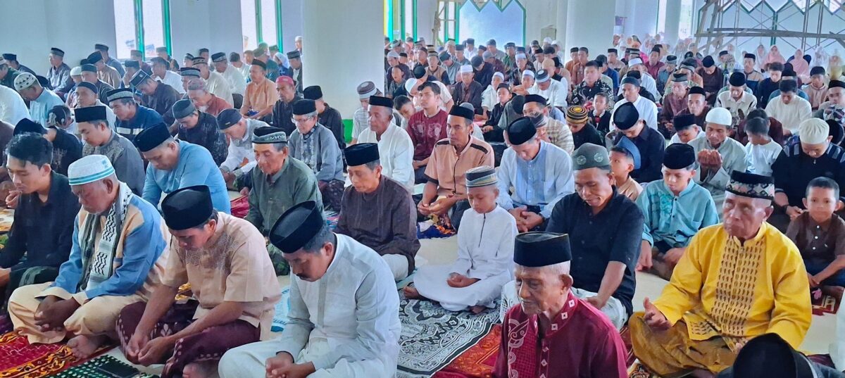Shalat Id Bonerate Selayar 1447 H jamaah khusyuk duduk rapi di Masjid At Taqwa