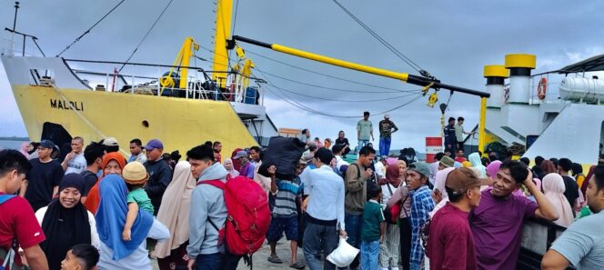 
					220 Penumpang Arus Balik Naik KM Maloli dari Bonerate