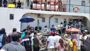 Penumpang naik ke KM Sabuk Nusantara 85 di Pelabuhan Bonerate saat arus balik Lebaran 2026