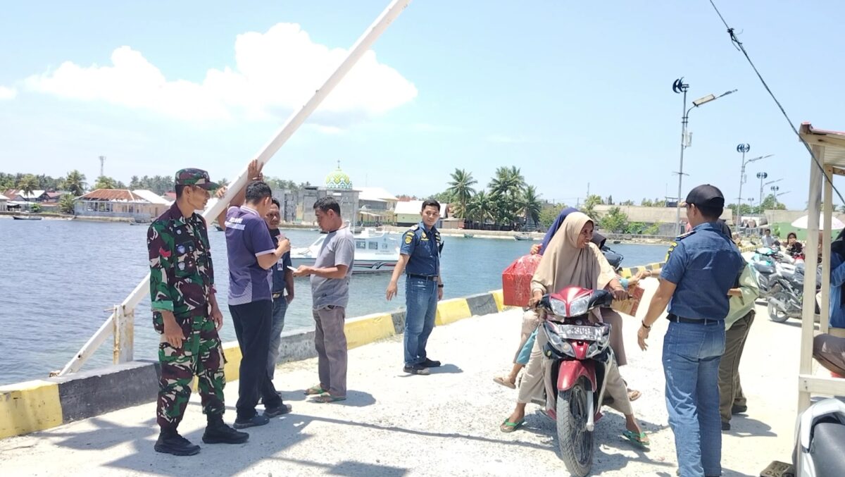 Pengaturan kendaraan dan penumpang oleh petugas di Pelabuhan Bonerate saat arus balik Lebaran 2026