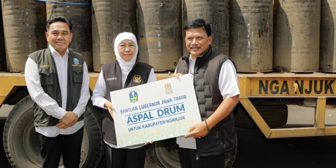 
					Gubernur Jatim, Khofifah Indar Parawansa saat menyalurkan drum aspal untuk Kabupaten Nganjuk