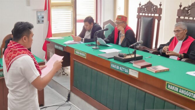 
					Terdakwa Amsal Sitepu ketika membacakan pledoi di ruang sidang Cakra V, Pengadilan Tipikor pada Pengadilan Negeri Medan, Rabu (04/03/2026).