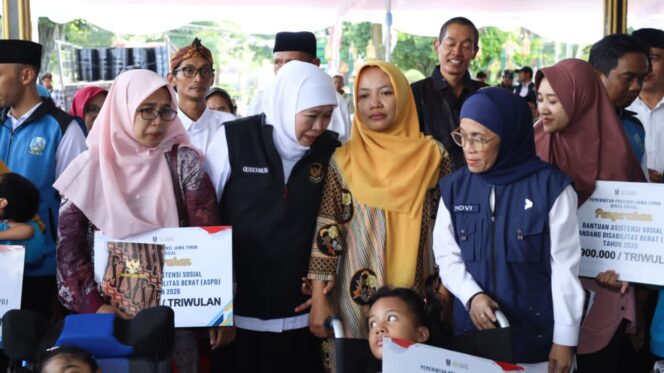
					Khofifah Salurkan Bansos Rp13,2 Miliar di Jombang