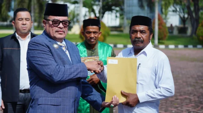 
					Bupati Nagan Raya, Dr. TR. Keumangan, S.H., M.H. menyerahkan SK 326 Tuha Peut Gampong periode 2026–2032