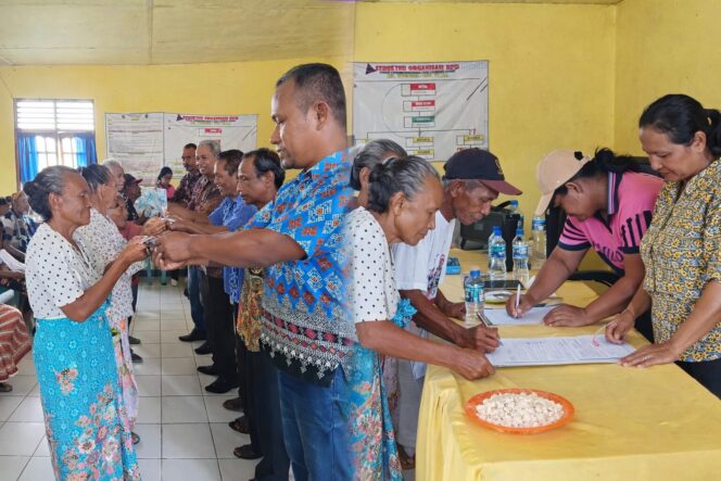 
					Penyaluran Bantuan Langsung Tunai (BLT) Dana Desa tahap tiga Tahun Anggaran 2025 kepada 39 Keluarga Penerima Manfaat (KPM) di Kantor Desa Lakekuan Barat, Kecamatan Kobalima, Kabupaten Malaka. Proses penyaluran dilakukan melalui penyerahan langsung kepada penerima serta penandatanganan daftar penerimaan bantuan.