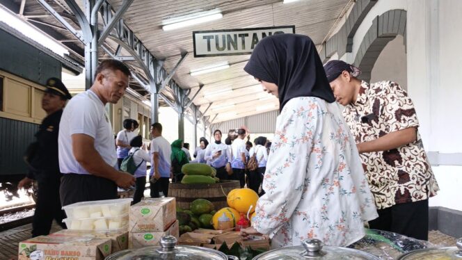 
					Stasiun Tuntang: Saat Kereta Tua Hidupi Ekonomi Desa