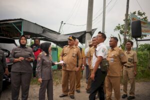 Asisten I Jombang Pak Gempur memimpin tim gabungan OPD dalam operasi penertiban ratusan menara telekomunikasi tak berizin.