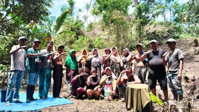 
					Bustami Tanjung Ubah Lahan Tidur Jadi Lumbung Jagung Warga, Sabtu (25/04/2026) di Korong Tanjung Mutuih, Nagari Koto Dalam Barat, Kecamatan Padang Sago. (Foto: Indra Dewi). 